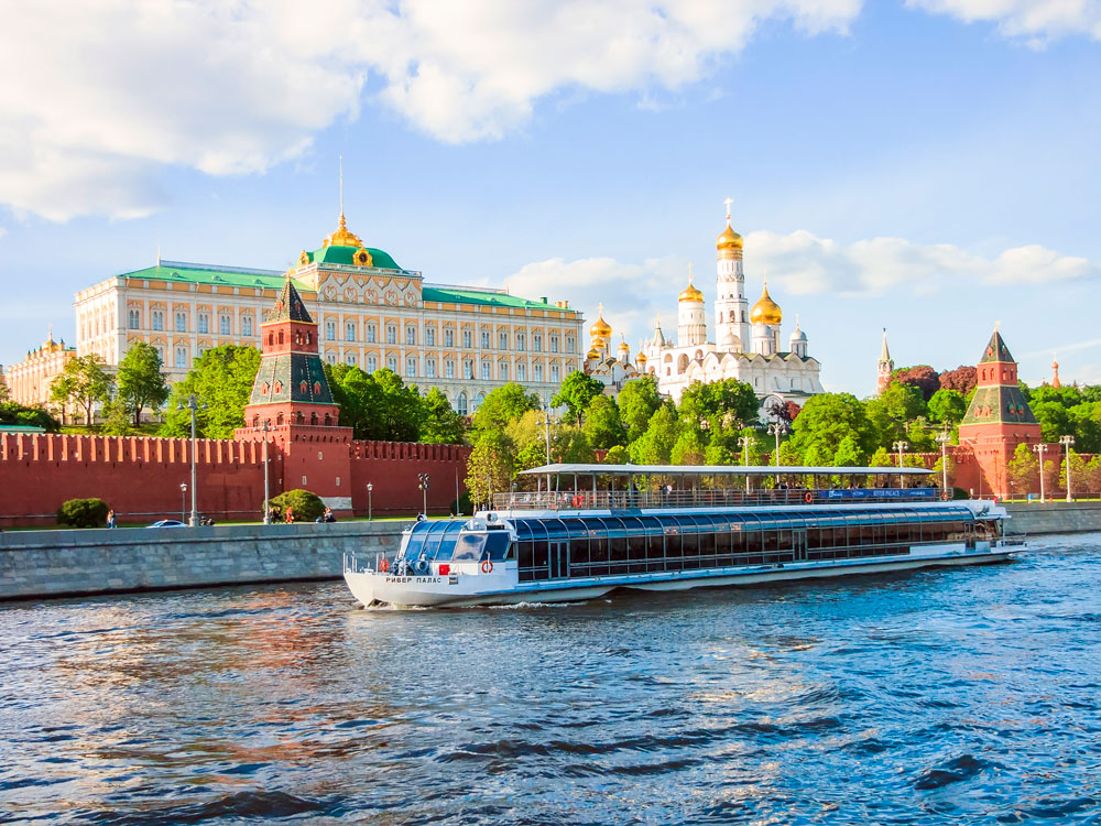 Речная прогулка на панорамном теплоходе «Ривер Палас» по центру Москвы с обедом или ужином
